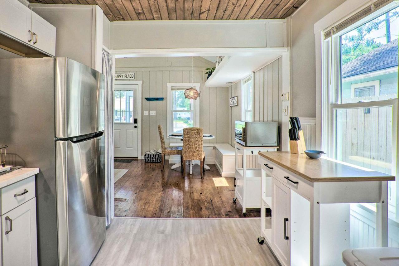 Chic Cottage With Private Yard Steps To Beach! Colonial Beach Bagian luar foto