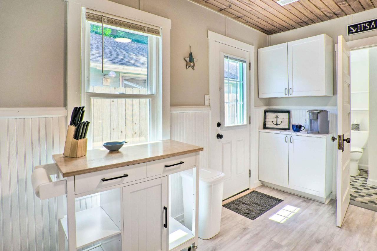Chic Cottage With Private Yard Steps To Beach! Colonial Beach Bagian luar foto