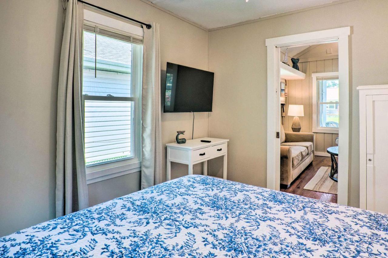 Chic Cottage With Private Yard Steps To Beach! Colonial Beach Bagian luar foto